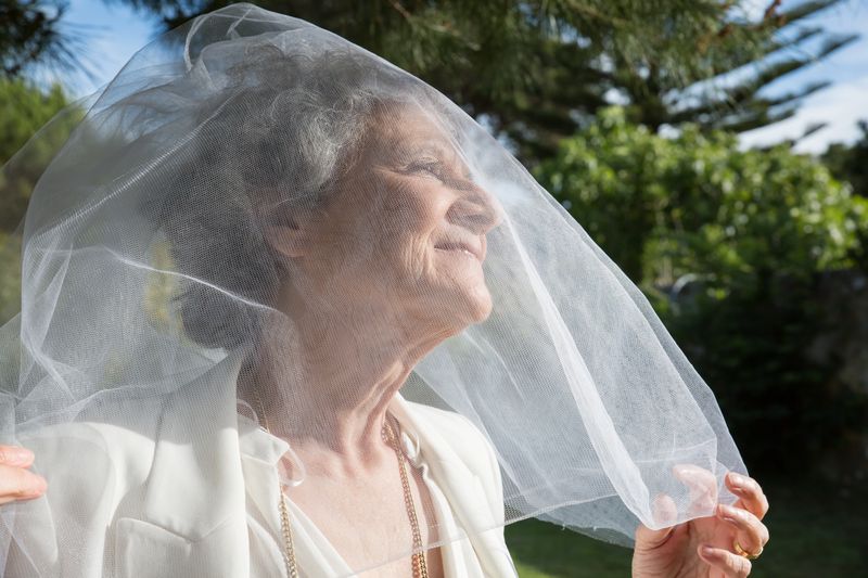 Donna over 60 sorridente e serena