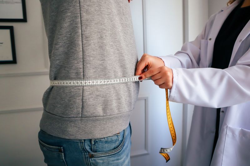 Anziana donna durante sessione di benessere fisico