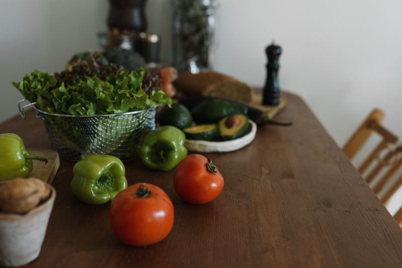 Tavola con alimenti freschi e colorati tipici della dieta mediterranea italiana