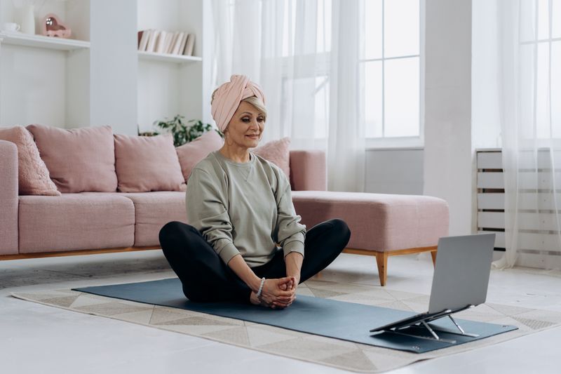 Consulente di benessere che illustra un piano personalizzato a una cliente over 60